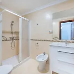Oceanfront Retreat: Your Serene Oasis By The Sea! דירה *