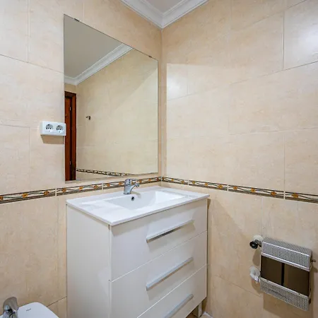 Appartement Oceanfront Retreat: Your Serene Oasis By The Sea! *