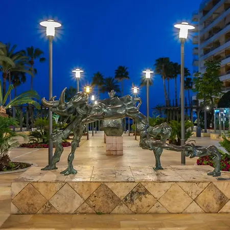 Oceanfront Retreat: Your Serene Oasis By The Sea! Lägenhet Marbella