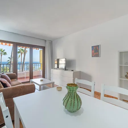 Lägenhet Oceanfront Retreat: Your Serene Oasis By The Sea! *