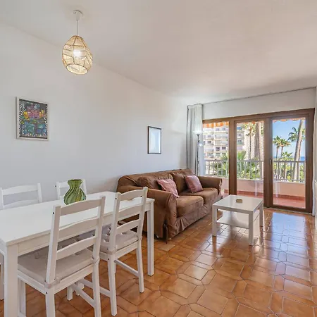 Lägenhet Oceanfront Retreat: Your Serene Oasis By The Sea! *